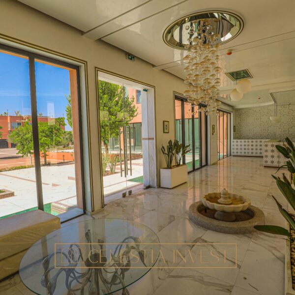 Vista panorámica de la elegante fachada del Hotel Fadwa, iluminada por la suave luz del día.