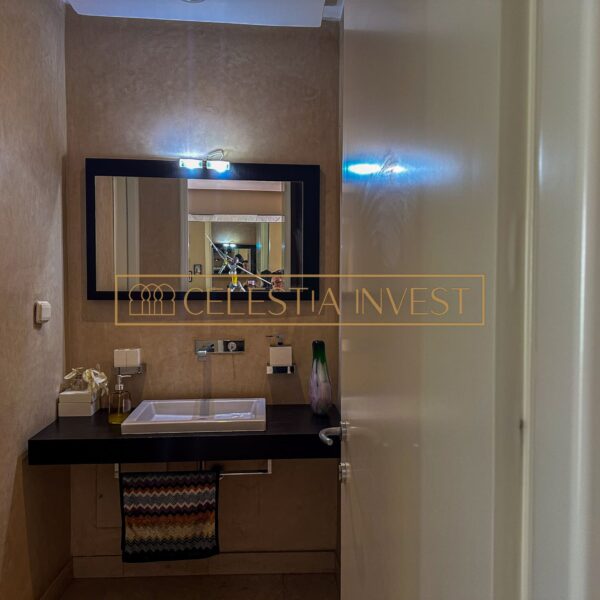 Modern bathroom with sleek design, large mirror and top-of-the-range fixtures.