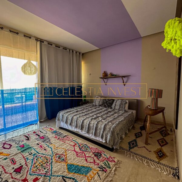 Chambre d'invités accueillante avec tapis marocains faits main