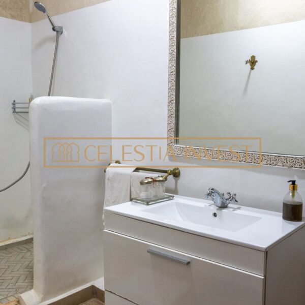 Baño moderno con elementos decorativos marroquíes