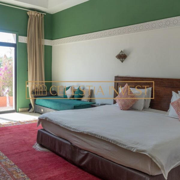 Chambre d'hôte con decoración refinada y vistas al jardín, disponible en Marrakech