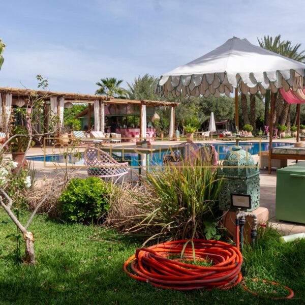 Exuberante jardín con piscina en la casa de huéspedes de Marrakech, perfecto para relajarse.