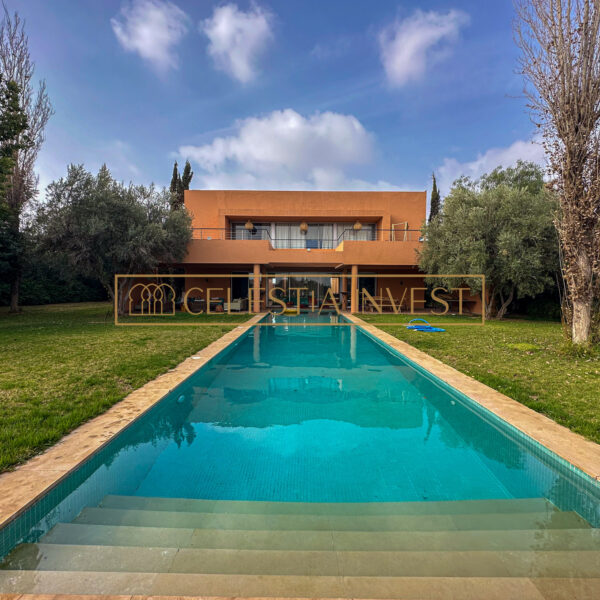 Vue imprenable sur la piscine d'une villa